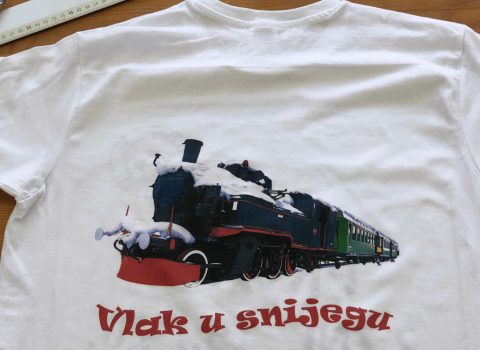 vizual vlak u snijegu tiskan na bijelu majicu